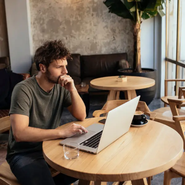 Consultant IT réfléchissant à quitter son CDI pour devenir freelance